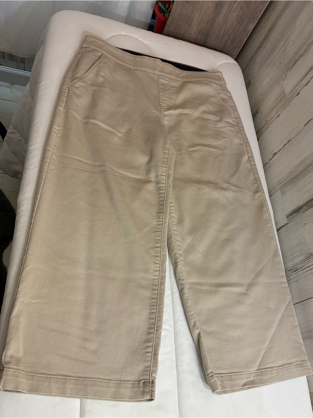 Liz Claiborne Women’s Sz 10 cropped wide leg khaki colored pants